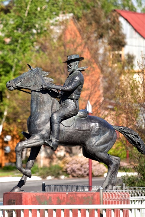 Uralla-Thunderbolts-Statue-Simon-Scott.jpg